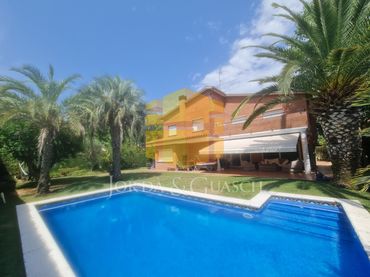 Chalet con piscina en venta en Carrer de Bernat Desclot