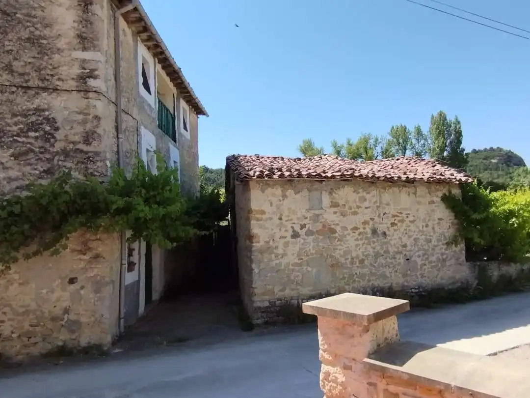Außenansicht von Haus oder Chalet zum Verkauf in Valle de Tobalina mit Heizung und Privatgarten