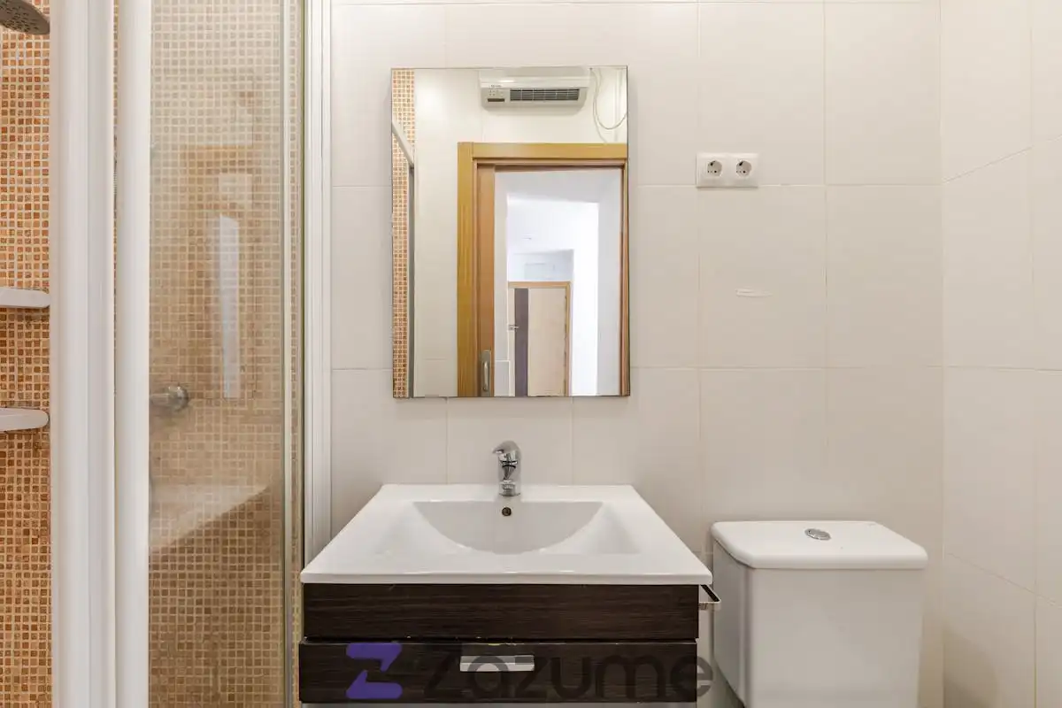 Bathroom of Flat for rent in Madrid  with Air Conditioner, Parquet flooring and Terrace