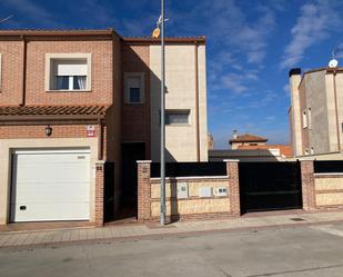 Vista exterior de Casa adosada en venda en Matapozuelos amb Jardí privat, Parquet i Terrassa