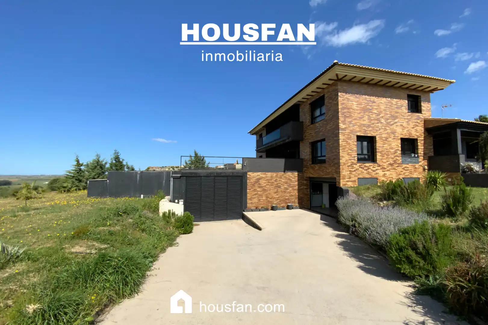 Vista exterior de Casa o xalet en venda en Cáceres amb Aire condicionat, Calefacció i Jardí privat