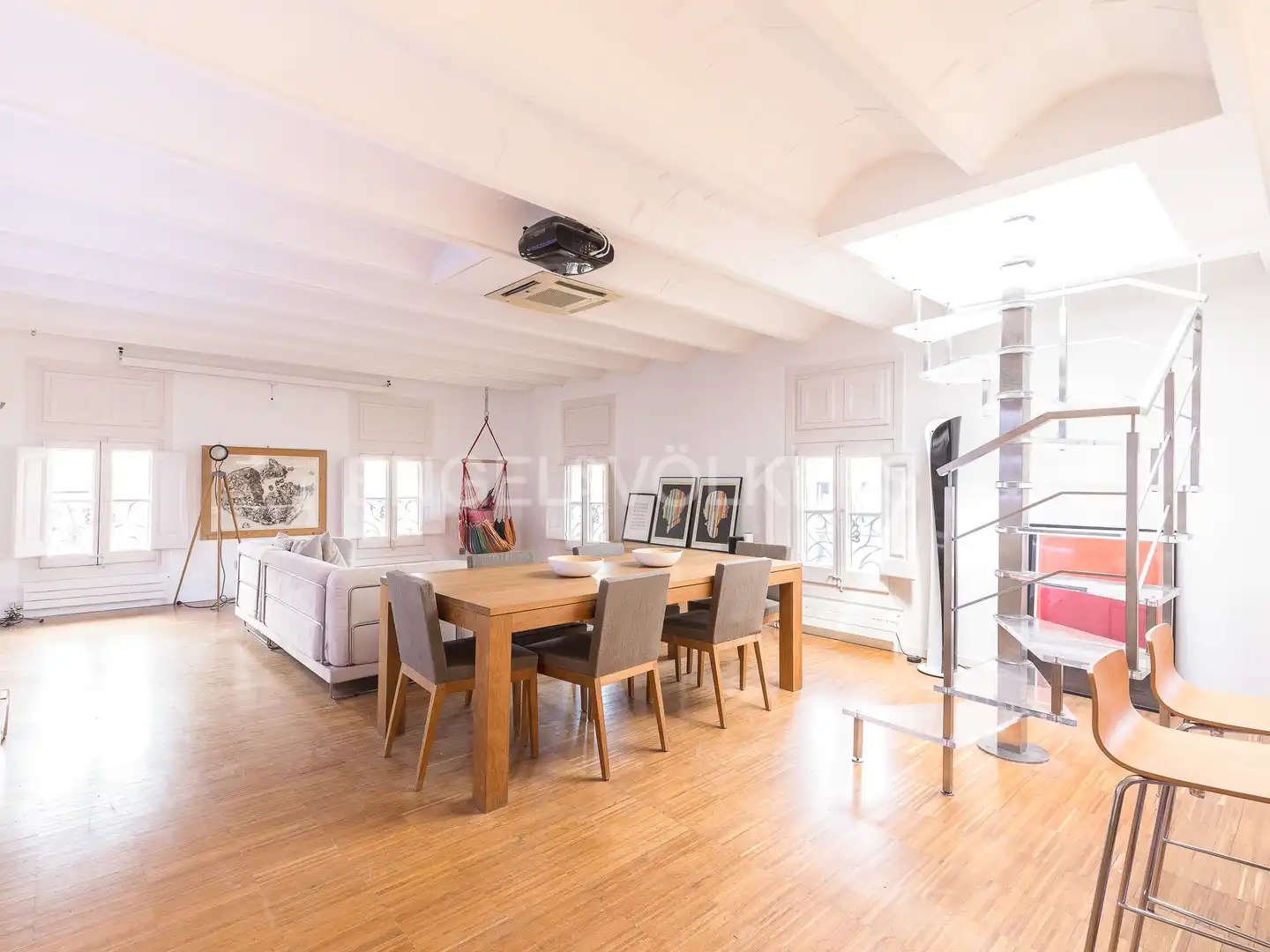 Wohnzimmer von Dachboden zur Miete in Barcelona mit Klimaanlage, Heizung und Parkett