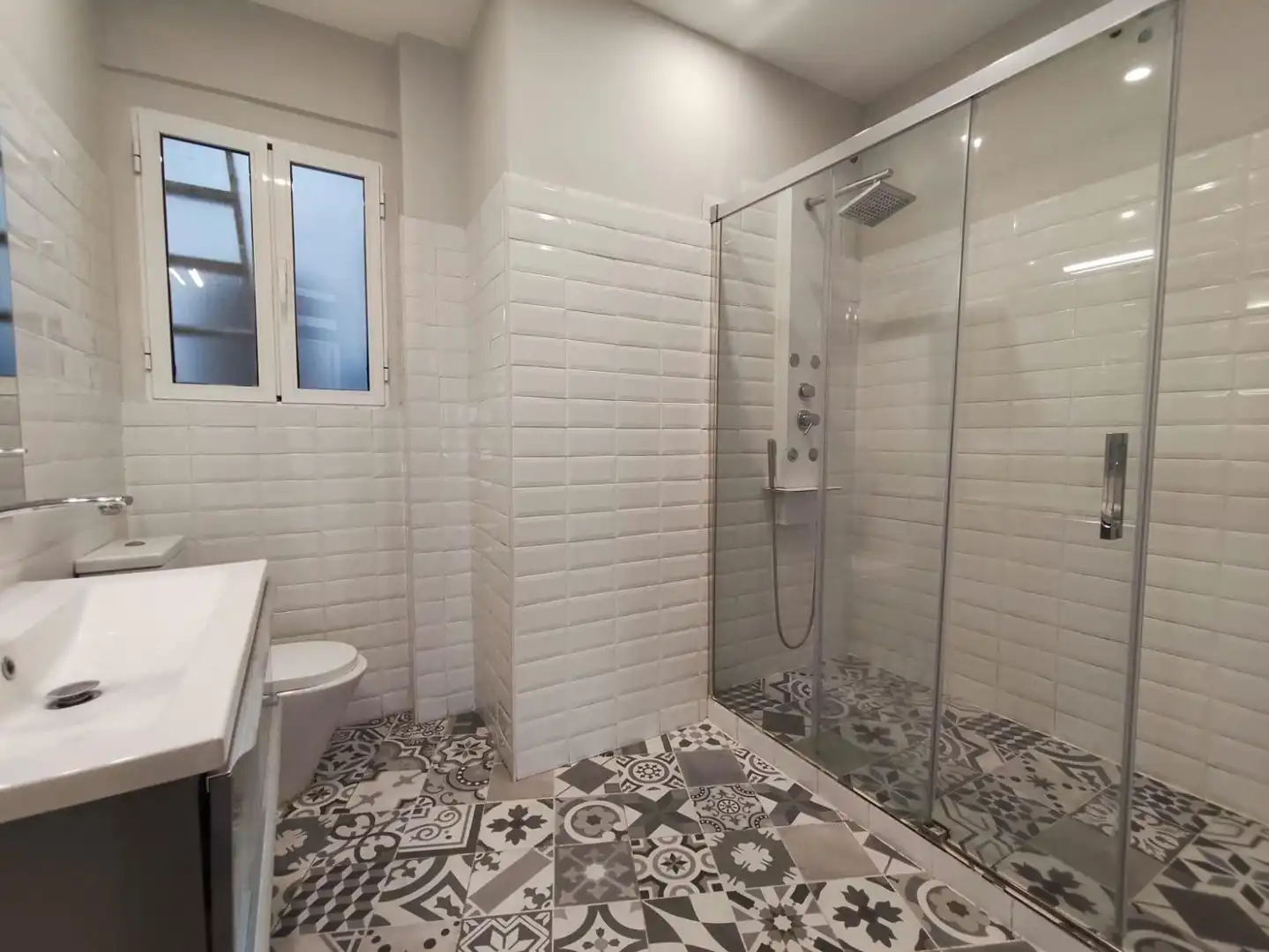 Badezimmer von Wohnung zur Miete in Valencia mit Klimaanlage, Heizung und Möbliert