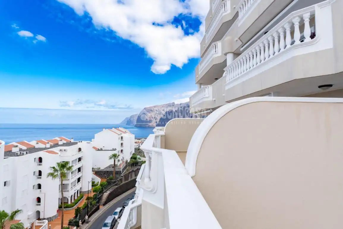 Vista exterior de Piso en venta en Santiago del Teide con Balcón y Piscina comunitaria