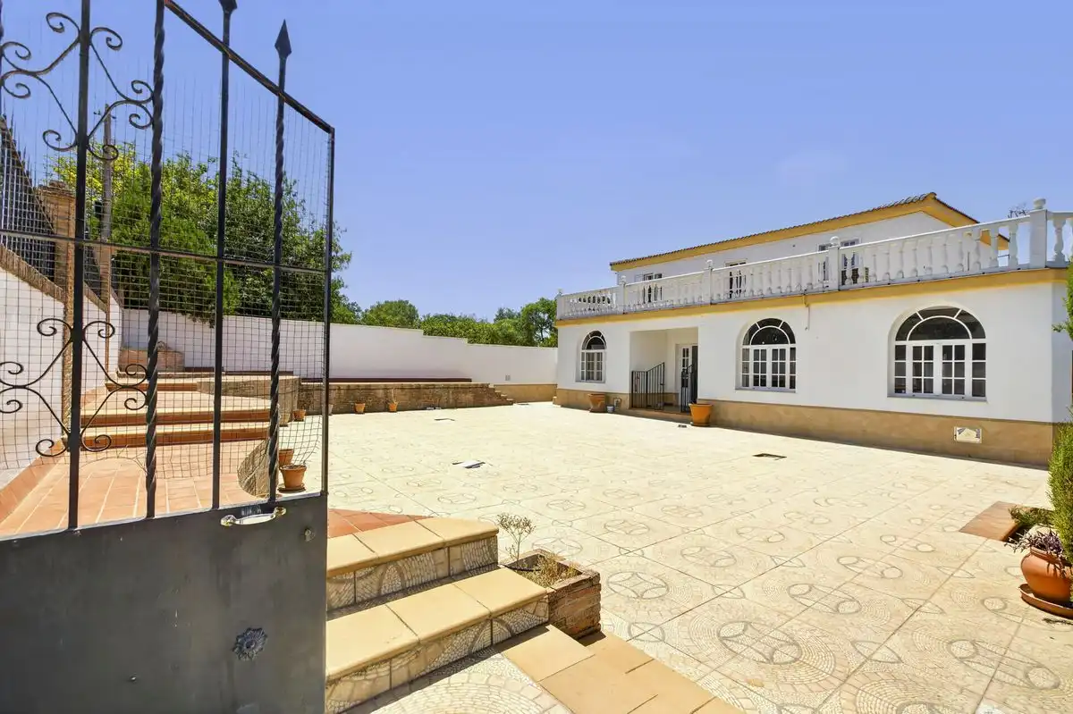Vista exterior de Casa o xalet en venda en Carmona amb Aire condicionat, Calefacció i Jardí privat