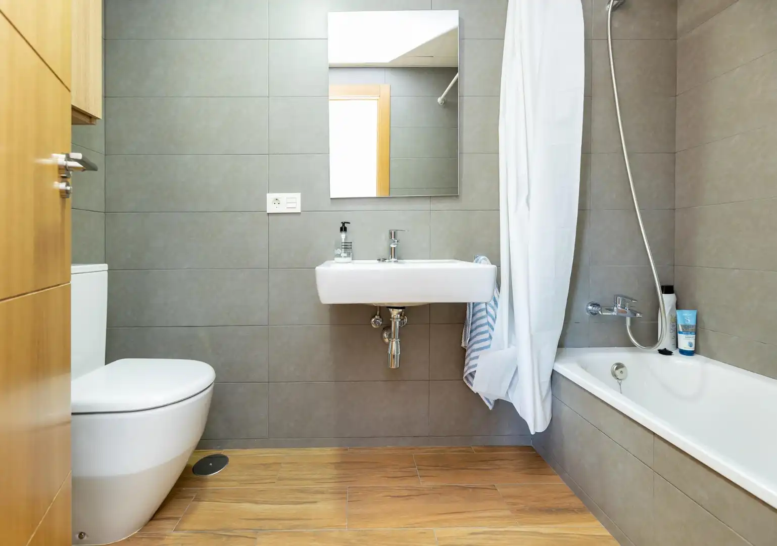 Bathroom of Flat for sale in Granada  with Air Conditioner, Heating and Community pool