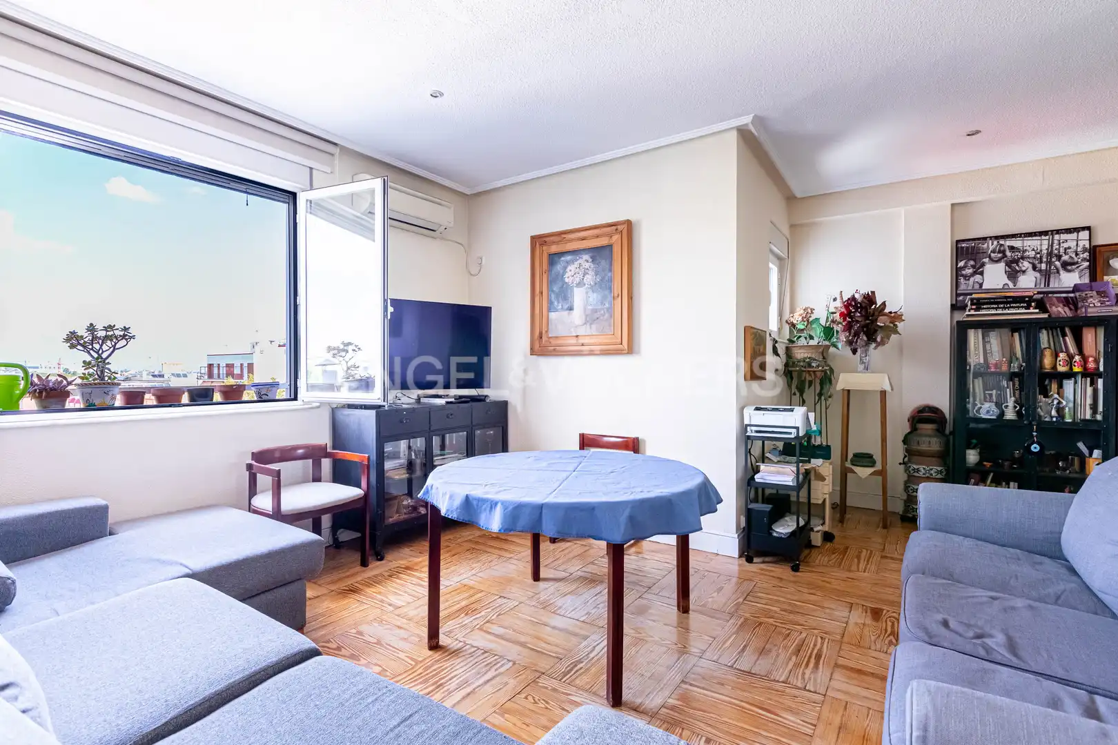 Living room of Flat for sale in Sevilla  with Air Conditioner and Heating