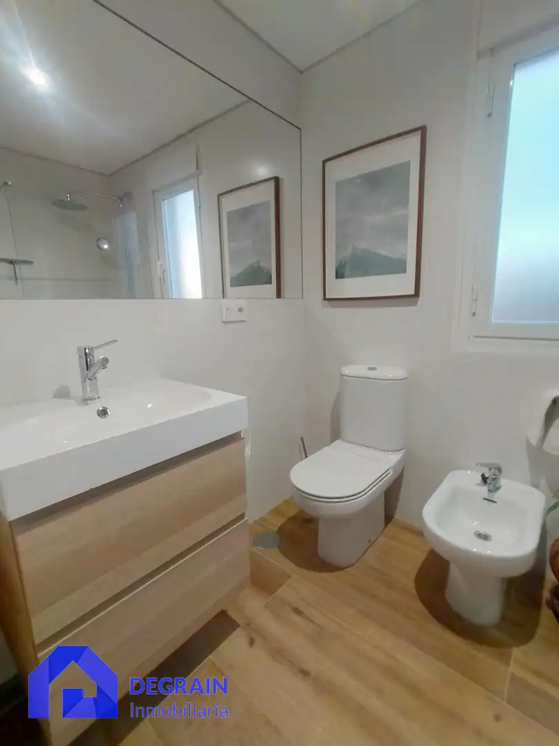 Badezimmer von Einfamilien-Reihenhaus zur Miete in Llanera mit Heizung, Privatgarten und Parkett