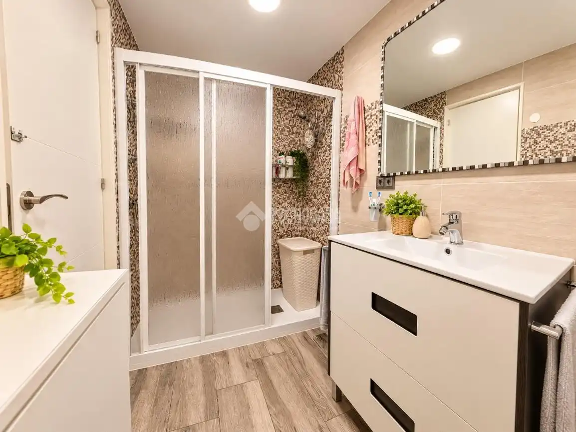 Baño de Piso en venta en Alicante / Alacant con Aire acondicionado