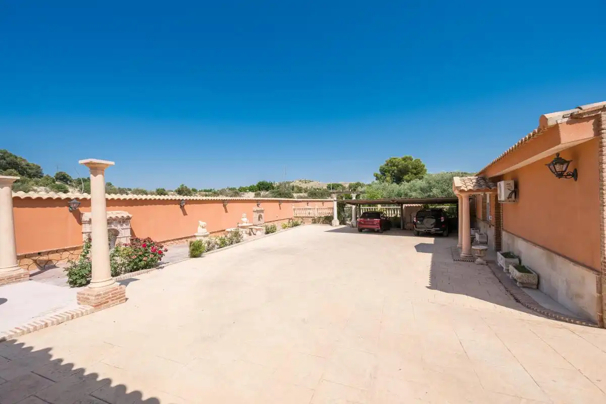 Vista exterior de Casa o xalet en venda en Elche / Elx amb Aire condicionat, Calefacció i Jardí privat