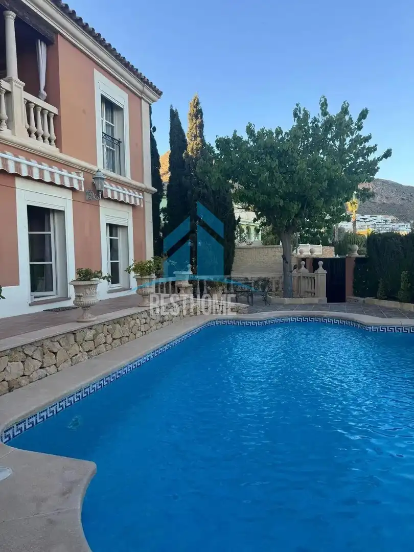 Villa mit Pool zum Verkauf in Golf Bahía