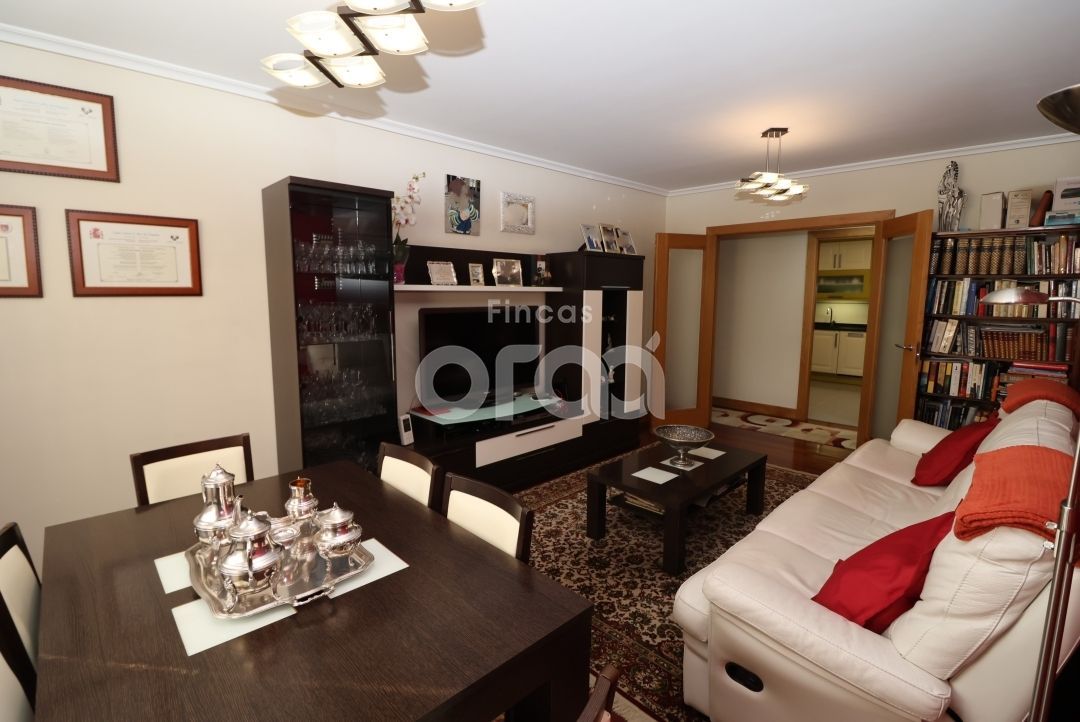 Sala d'estar de Pis en venda en Santurtzi  amb Calefacció, Traster i Moblat