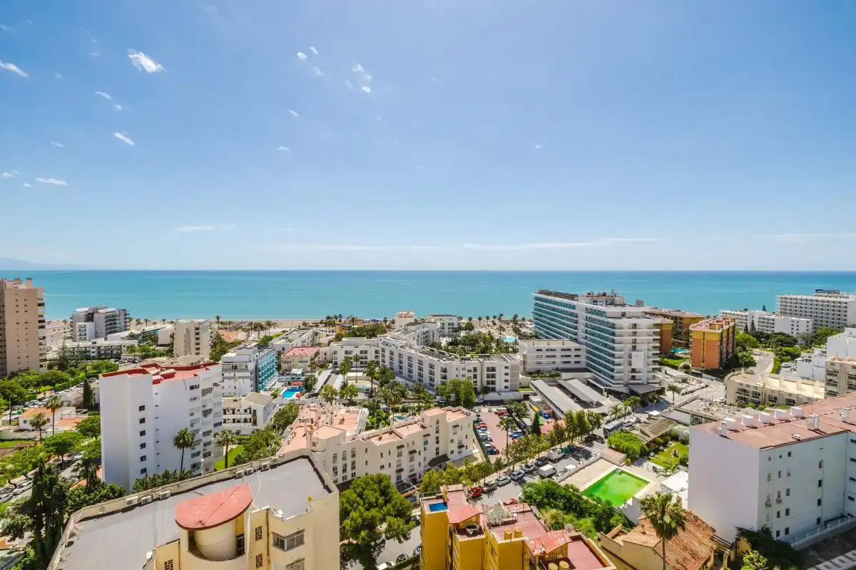 Vista exterior de Piso en venta en Torremolinos con Aire acondicionado, Calefacción y Jardín privado