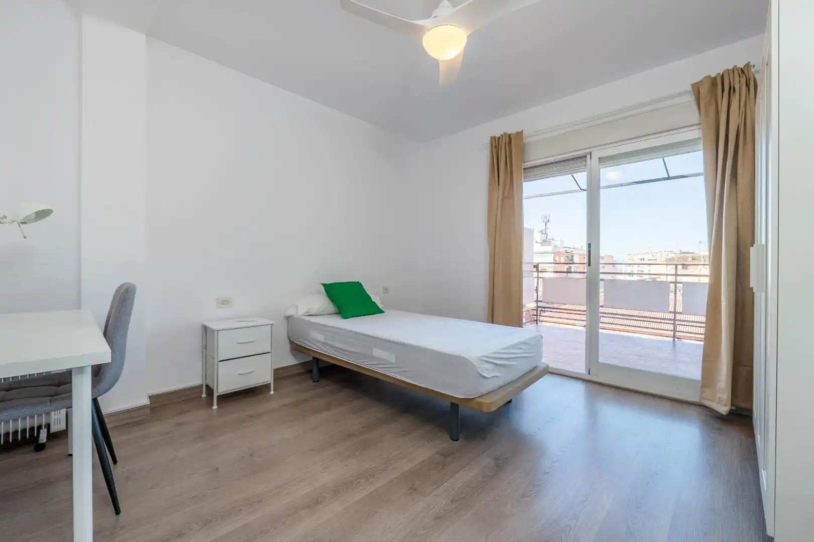 Bedroom of Flat for share in Ronda