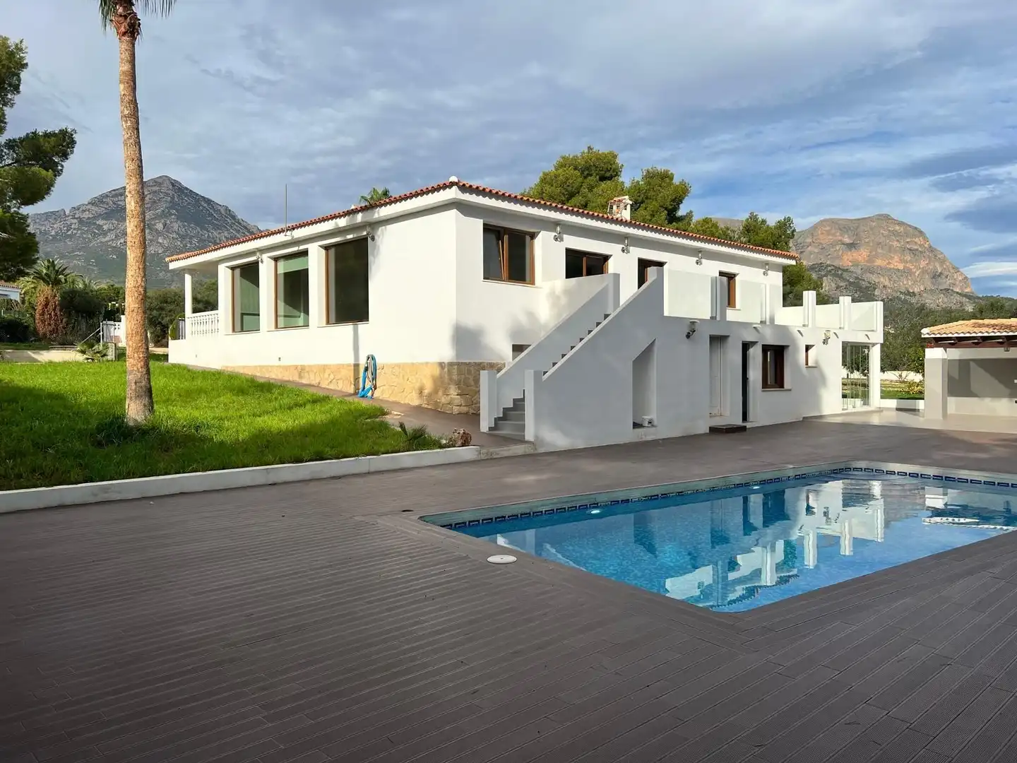 Vista exterior de Casa o xalet en venda en La Nucia amb Jardí privat, Terrassa i Piscina