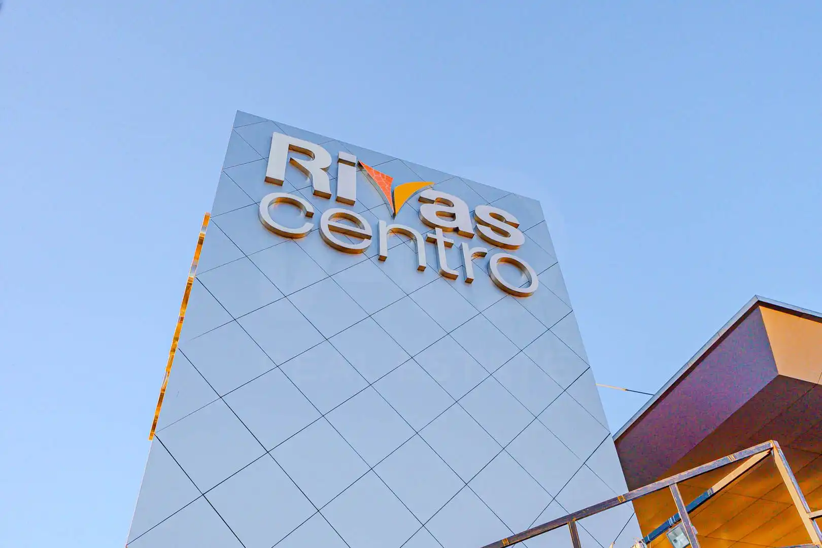 Local comercial de lloguer a Rivas Futura