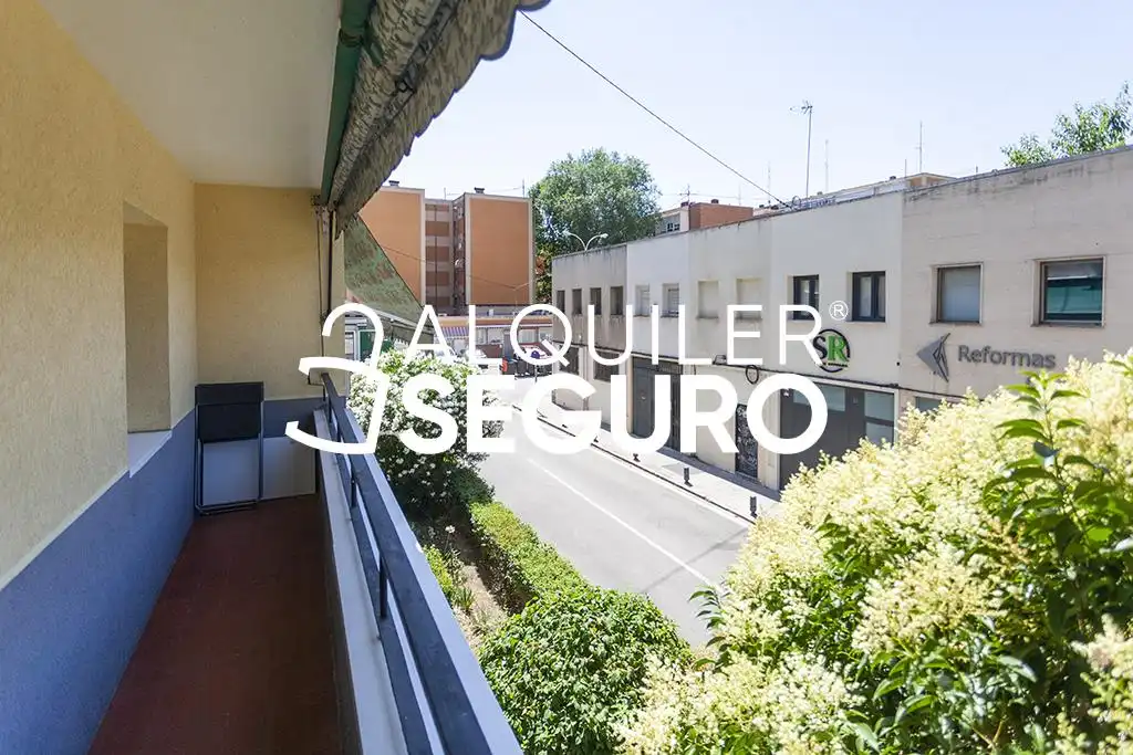 Vista exterior de Piso de alquiler en Madrid con Calefacción, Terraza y Amueblado