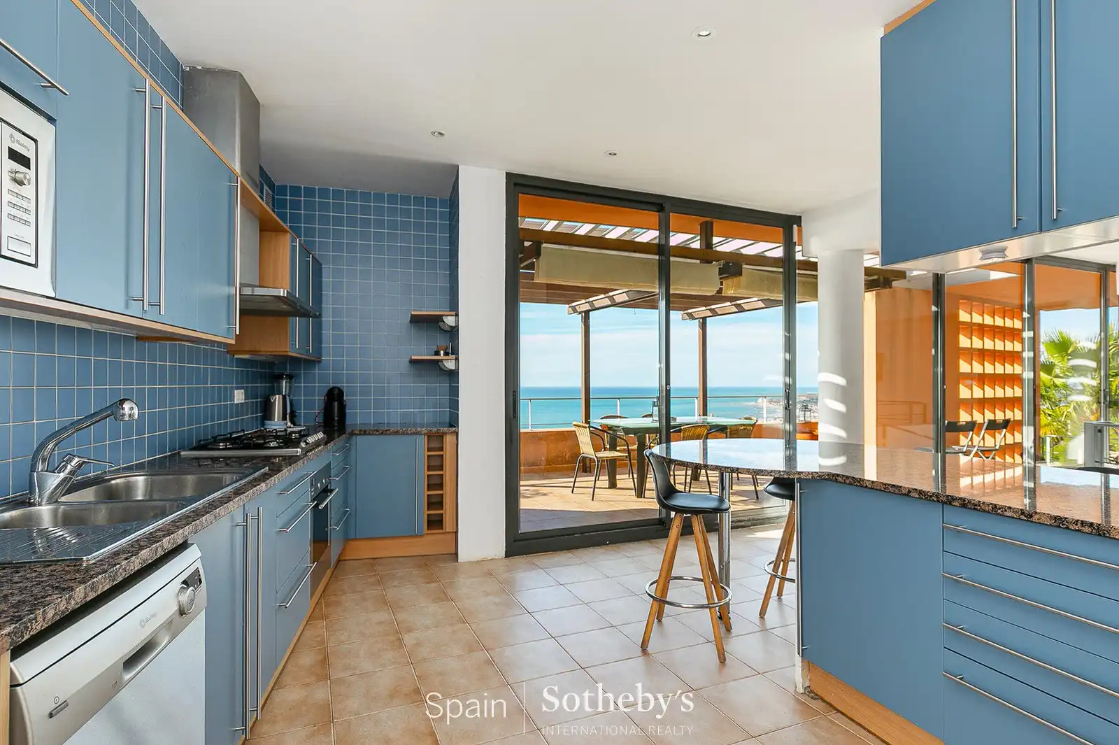 Cuina de Casa o xalet en venda en Sitges amb Aire condicionat, Calefacció i Jardí privat