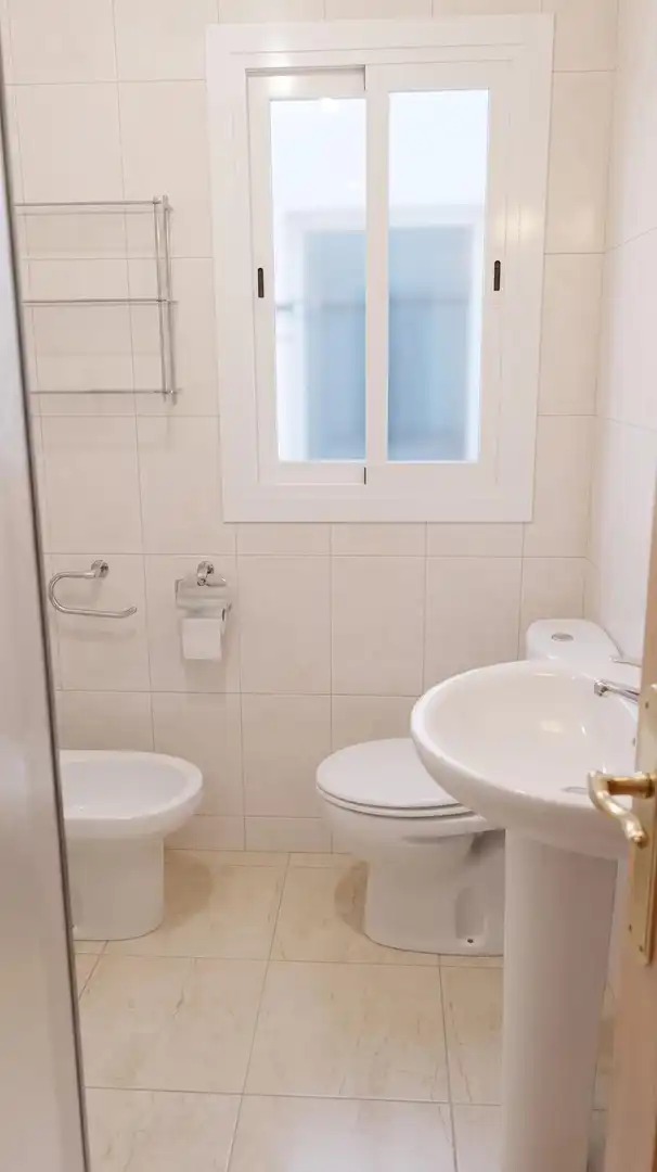 Bany de Pis de lloguer en Granada amb Aire condicionat, Calefacció i Moblat