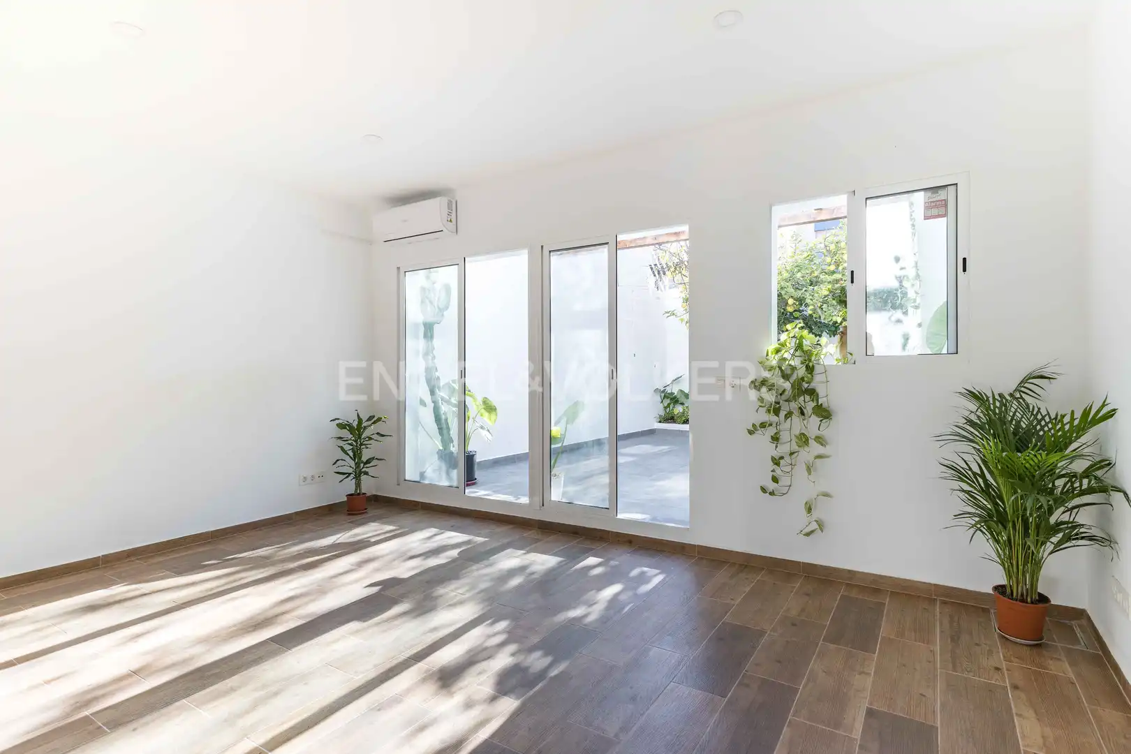 Sala de estar de Casa o chalet en venta en El Prat de Llobregat con Aire acondicionado, Calefacción y Jardín privado