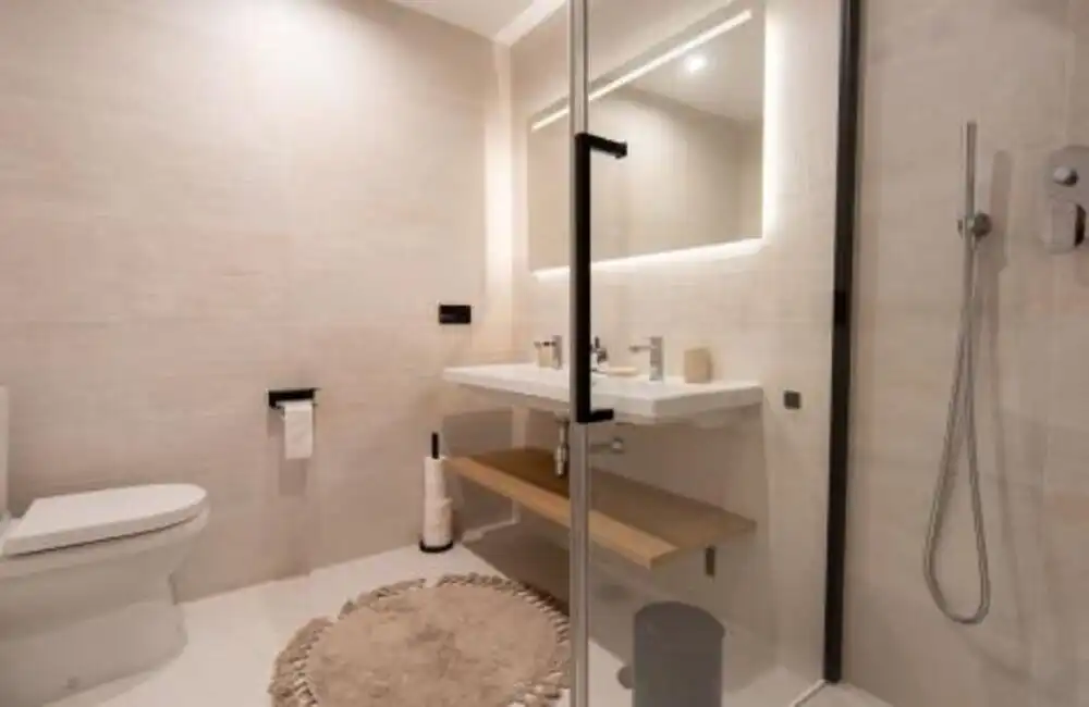 Baño de Apartamento de alquiler en Estepona con Aire acondicionado, Terraza y Piscina