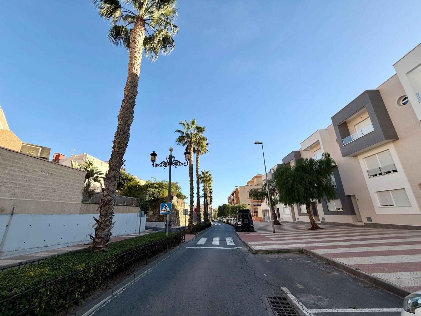 Vista exterior de Casa adosada en venda en Roquetas de Mar amb Piscina comunitària