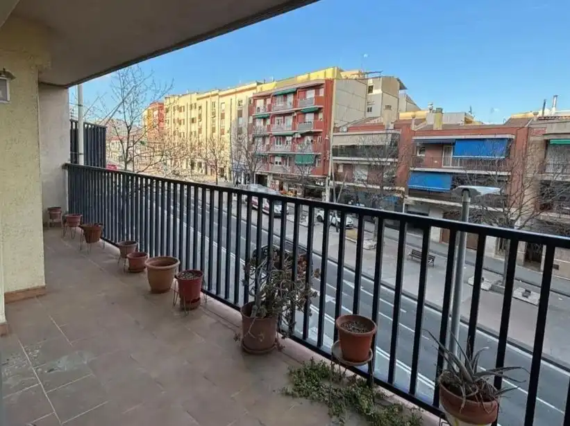 Vista exterior de Pis en venda en Terrassa amb Terrassa i Balcó