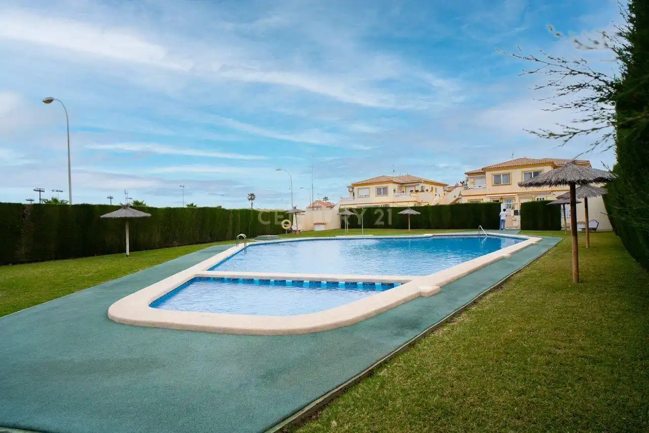 Piscina de Planta baja en venta en Orihuela con Aire acondicionado, Trastero y Piscina comunitaria
