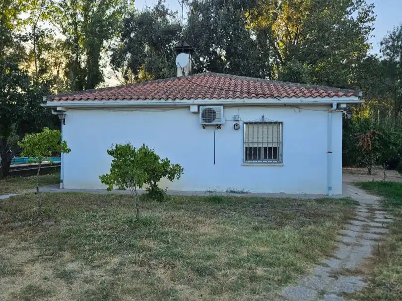 Vista exterior de Finca rústica en venda en Talayuela amb Aire condicionat, Terrassa i Piscina