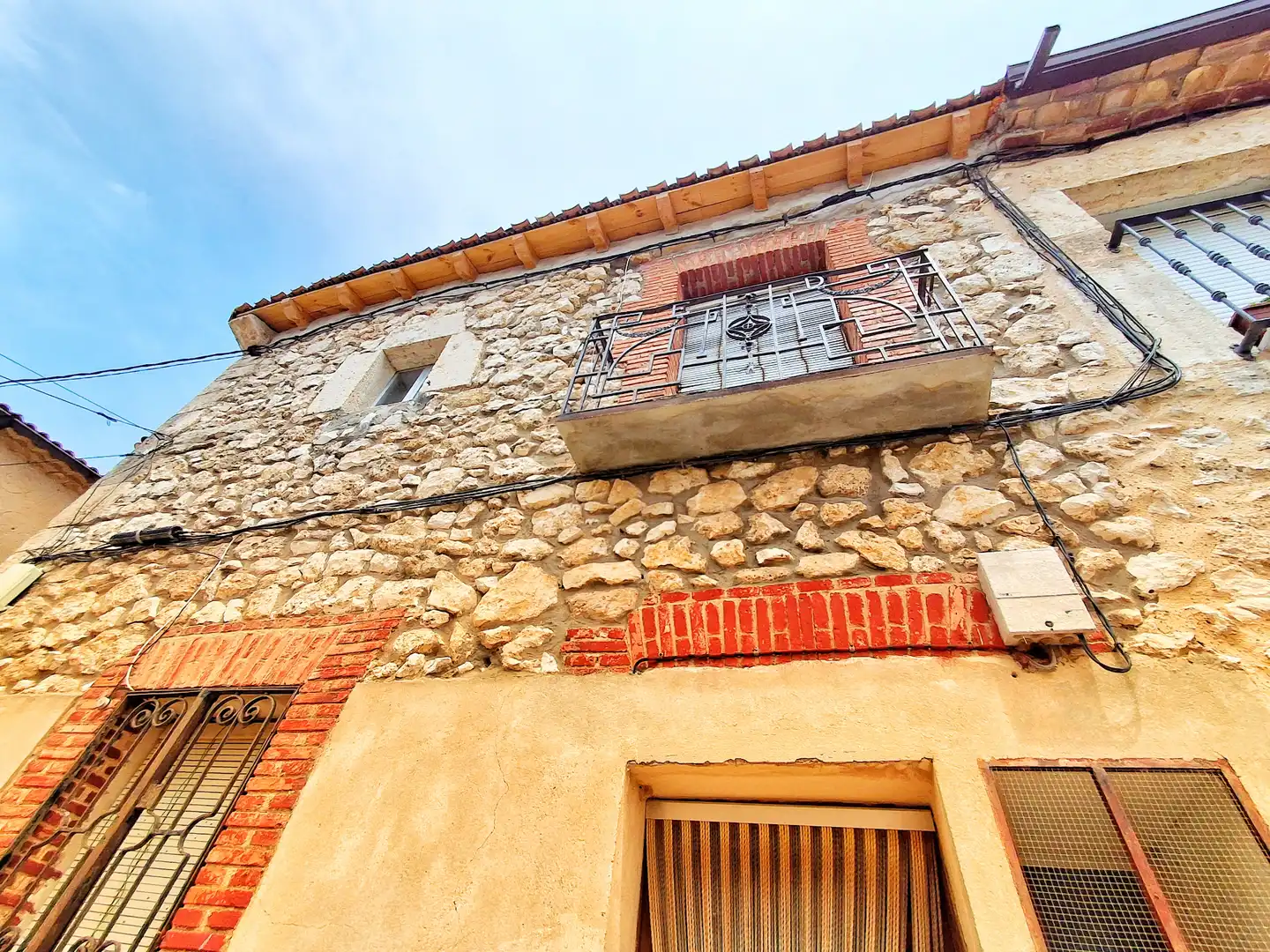 Vista exterior de Casa adosada en venda en Fuentelisendo amb Moblat