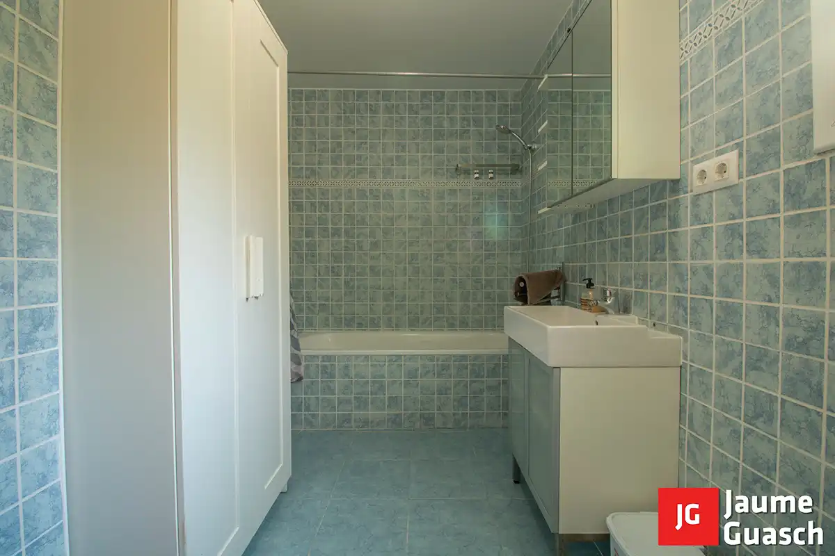 Bany de Casa adosada en venda en La Pobla de Montornès   amb Calefacció, Parquet i Traster