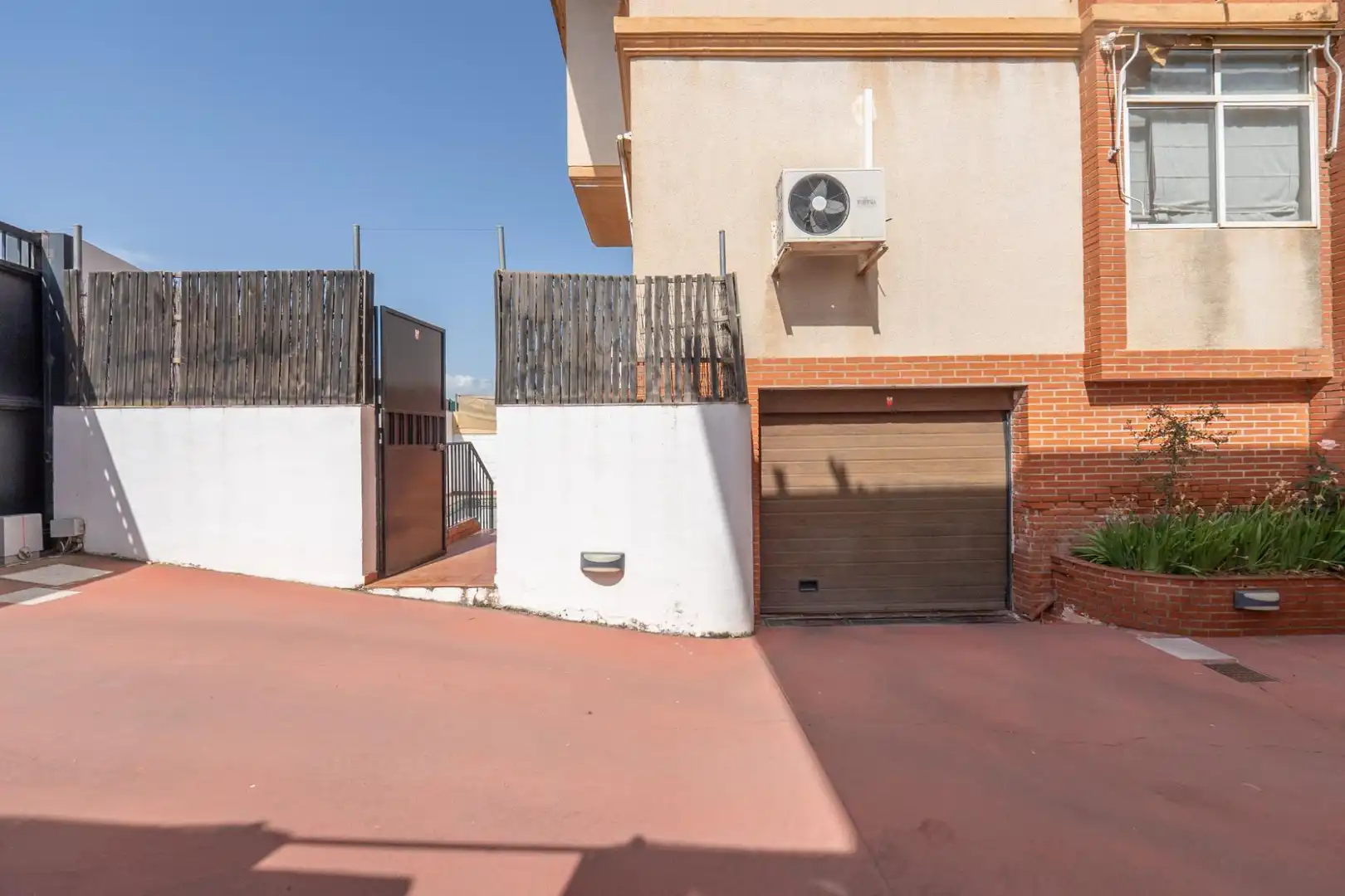 Vista exterior de Casa adosada en venta en Ogíjares con Aire acondicionado, Calefacción y Terraza