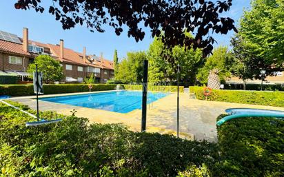 Swimming pool of Single-family semi-detached for sale in Talavera de la Reina  with Air Conditioner, Heating and Private garden