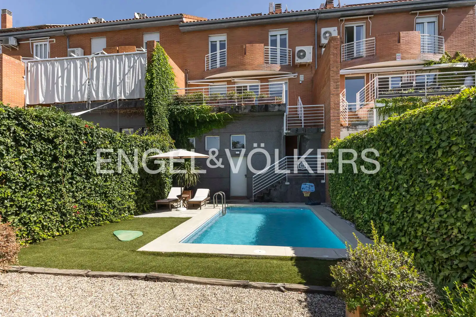 Swimming pool of Detached homes for sale in Madrid  with Air Conditioner, Heating and Private garden