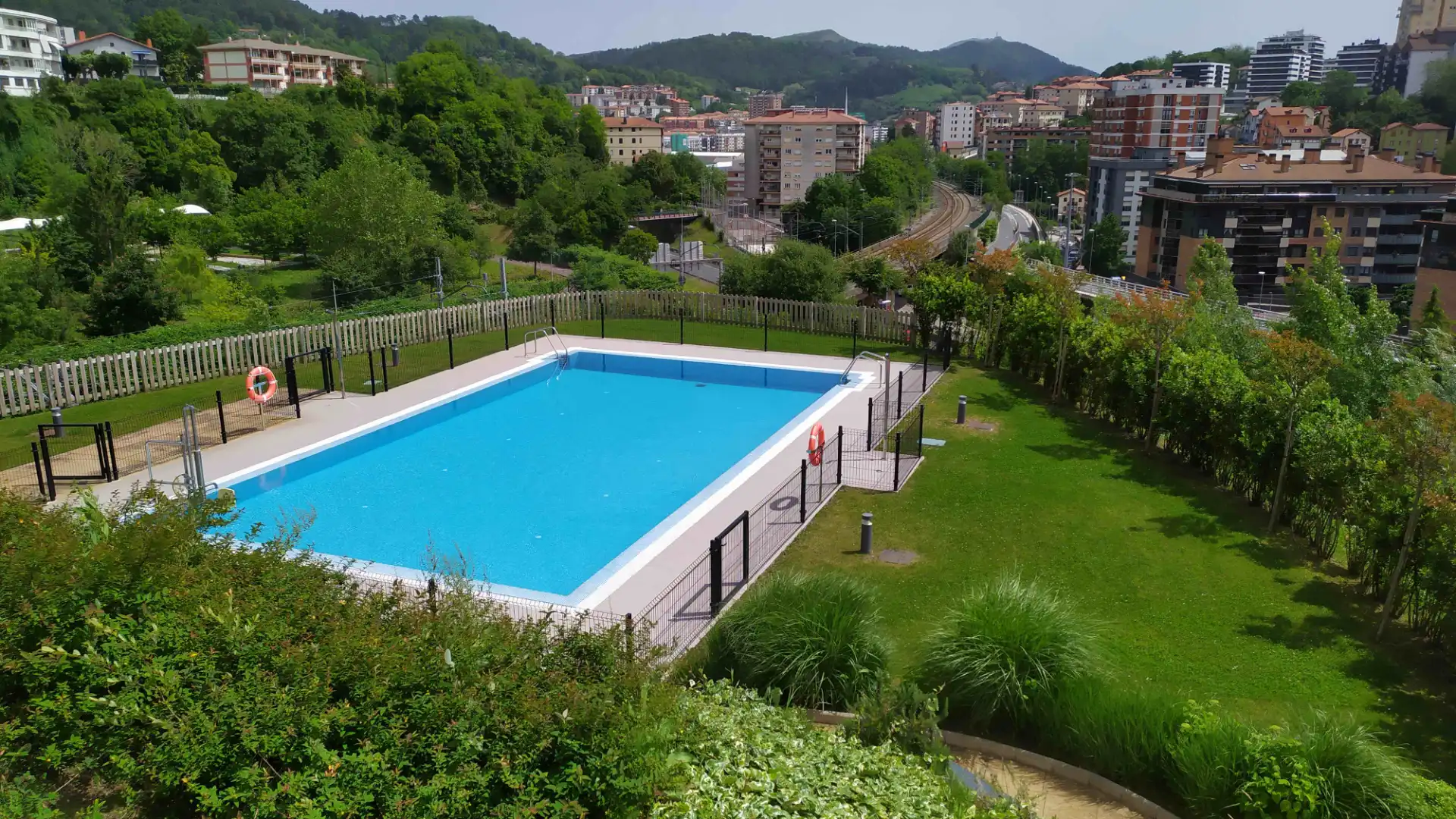 Piscina de Dúplex en venda en Donostia - San Sebastián  amb Aire condicionat, Terrassa i Moblat