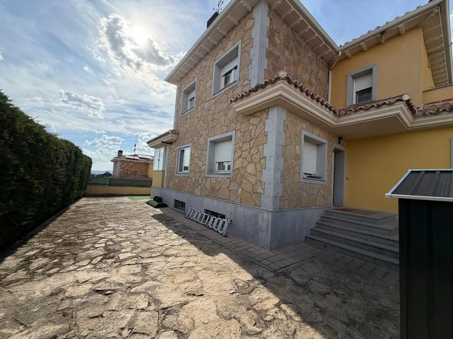 Vista exterior de Casa adosada en venda en Ávila amb Calefacció i Jardí privat