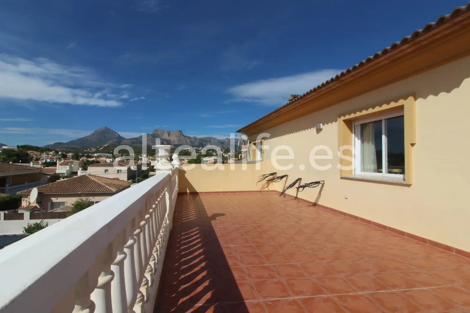 Außenansicht von Haus oder Chalet zum Verkauf in La Nucia mit Privatgarten, Terrasse und Abstellraum