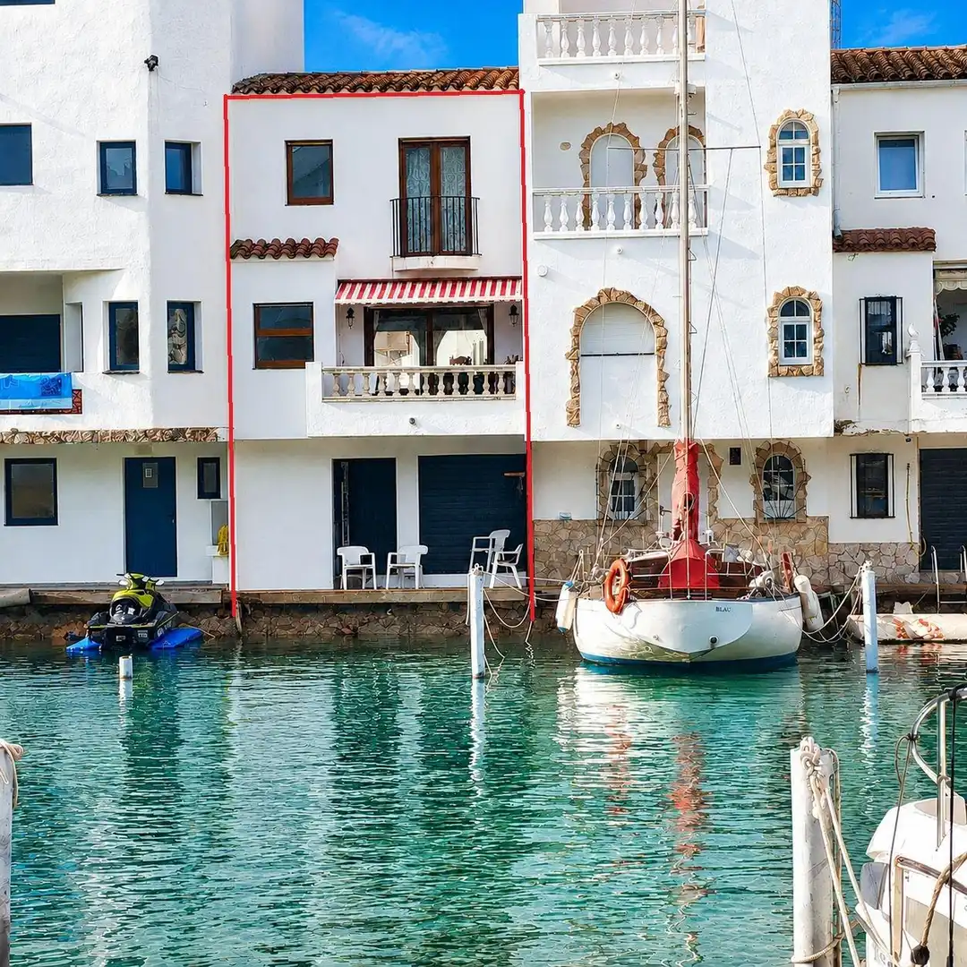 Vista exterior de Casa adosada de lloguer en Empuriabrava amb Terrassa, Moblat i Balcó