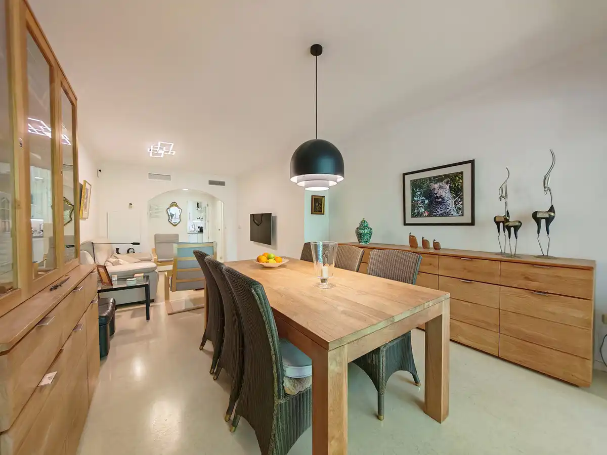 Menjador de Apartament en venda en Marbella amb Aire condicionat, Terrassa i Internet