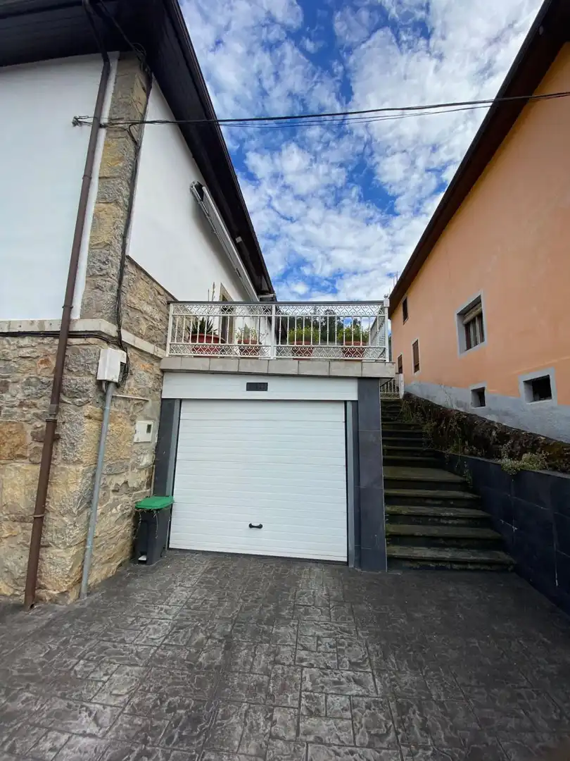 Vista exterior de Casa o xalet en venda en Aller amb Calefacció, Terrassa i Traster