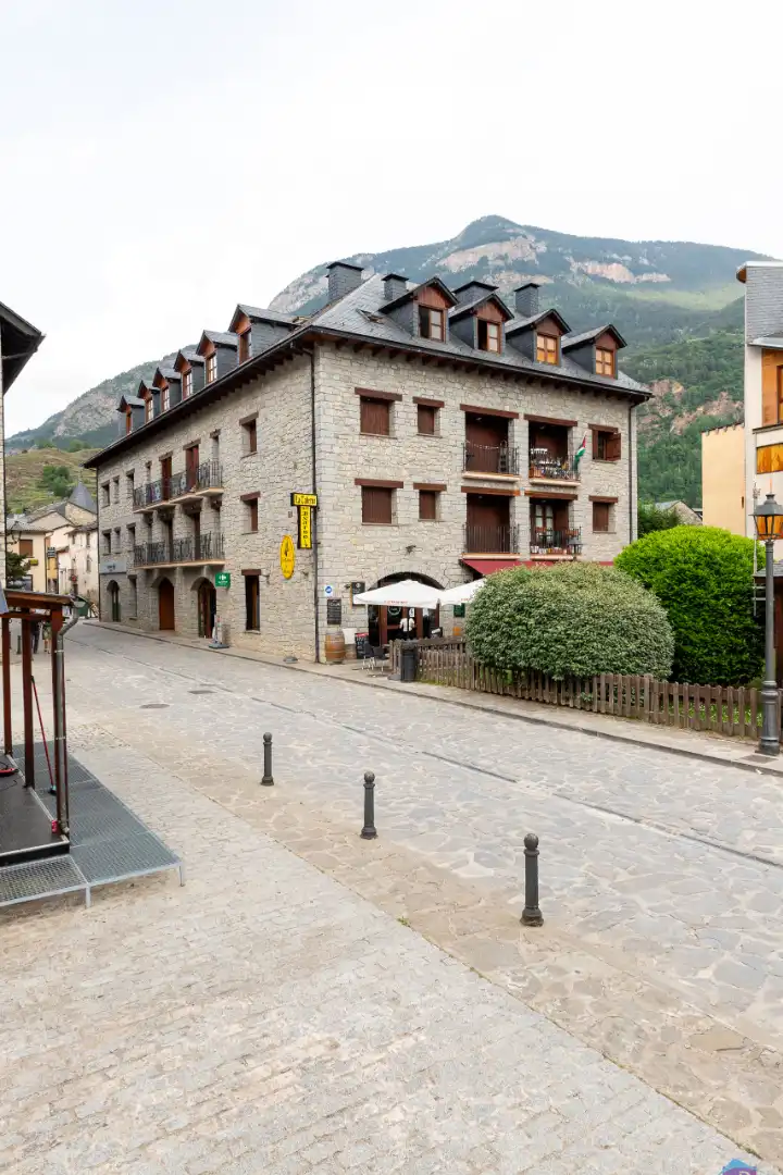 Außenansicht von Wohnung zum Verkauf in Benasque mit Heizung, Parkett und Terrasse