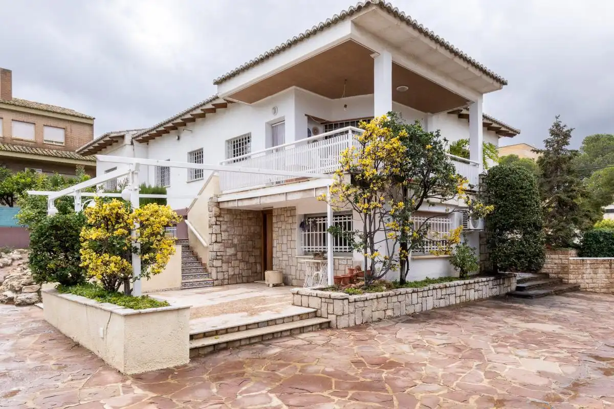 Vista exterior de Casa o xalet en venda en Torrent amb Aire condicionat, Calefacció i Jardí privat