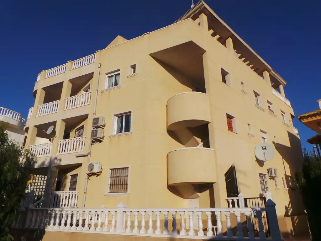 Vista exterior de Piso en venta en Orihuela