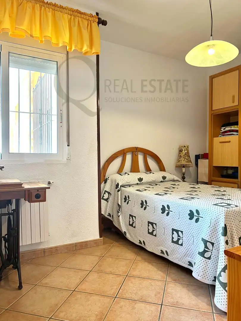 Dormitori de Casa o xalet en venda en Alicante / Alacant amb Jardí privat, Terrassa i Traster