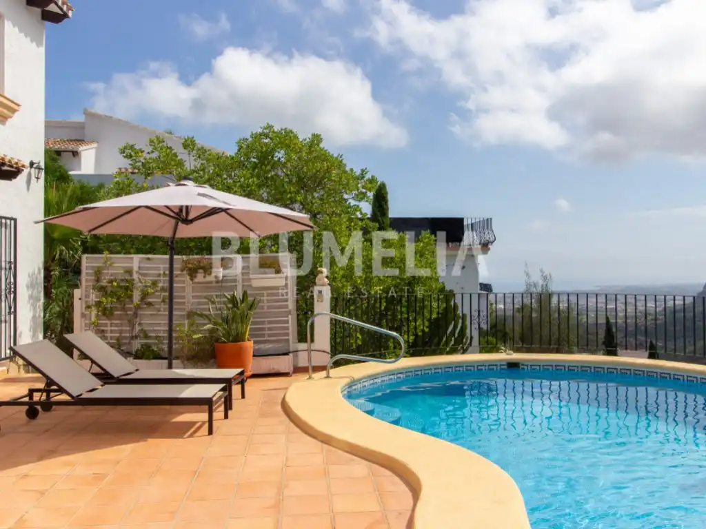 Vista exterior de Casa o xalet en venda en Dénia amb Aire condicionat, Jardí privat i Piscina