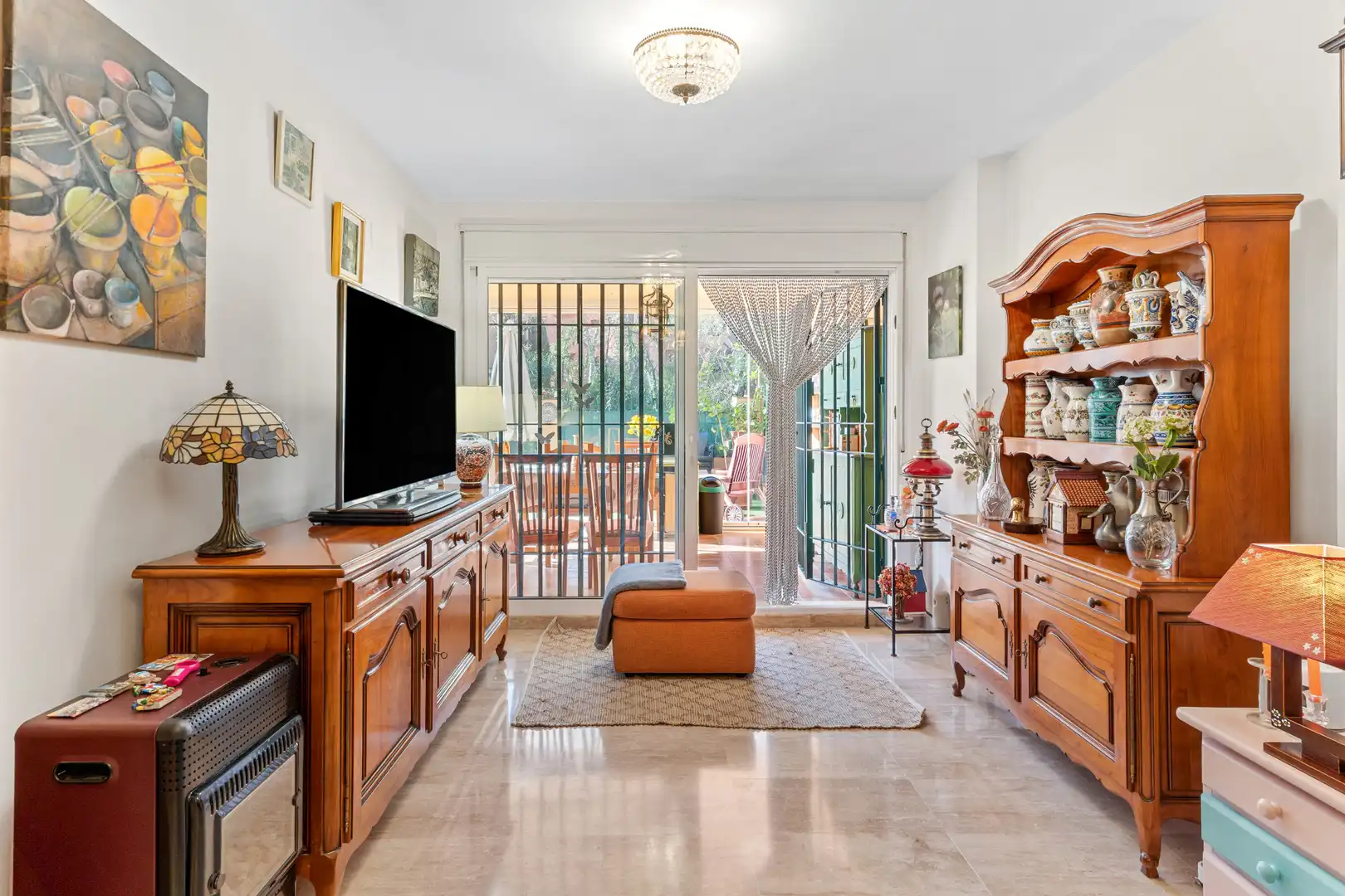 Sala d'estar de Planta baixa en venda en Marbella amb Aire condicionat, Jardí privat i Terrassa