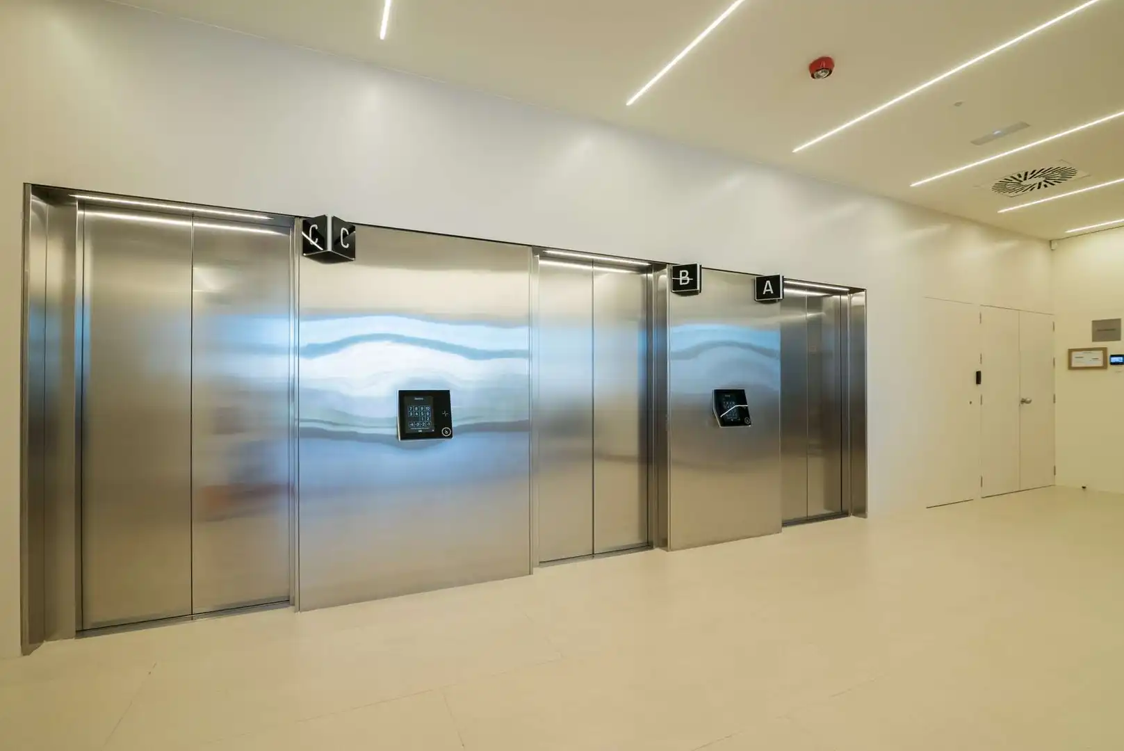 Oficina de alquiler en Cornellà de Llobregat con Aire acondicionado, Calefacción y Terraza