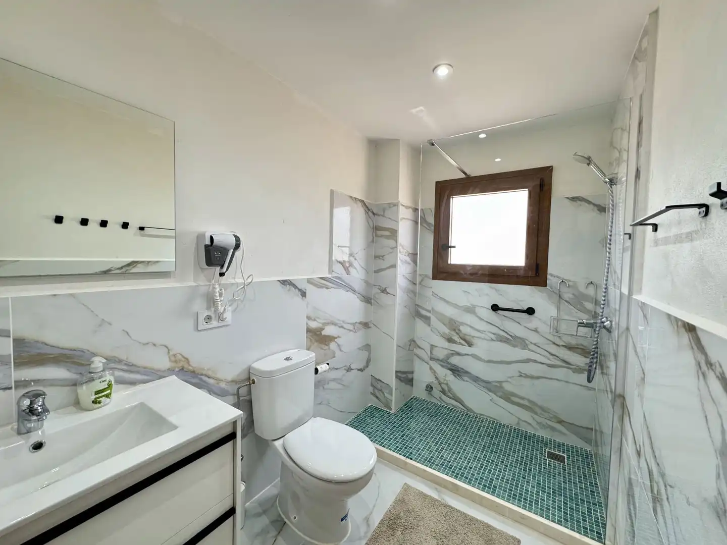 Baño de Finca rústica de alquiler en Ses Salines con Aire acondicionado, Calefacción y Jardín privado