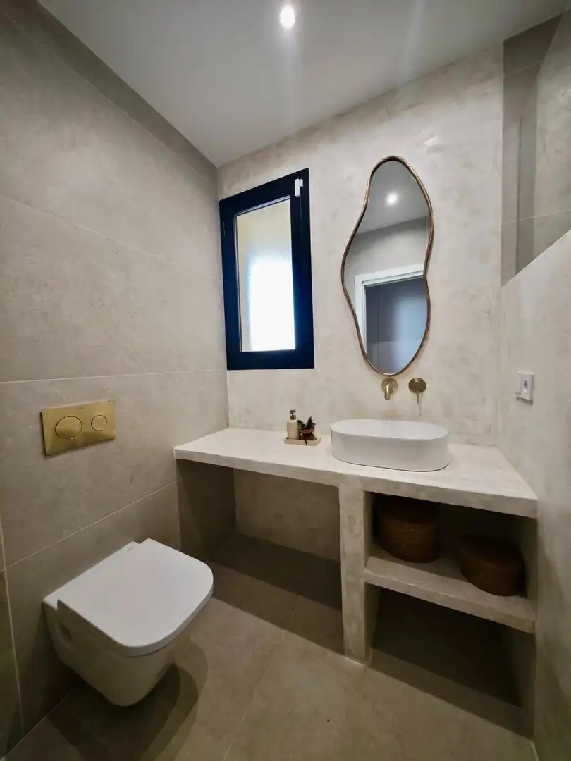 Badezimmer von Erdgeschoss zum Verkauf in Fuengirola mit Klimaanlage, Heizung und Terrasse