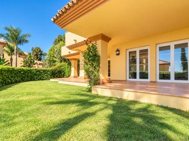 Ground floor with pool for sale in Nueva Andalucía